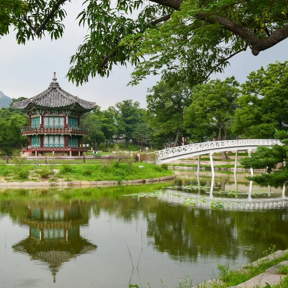 Le pavillon Hyangwonjeong du palais Gyeongbokgung à Séoul