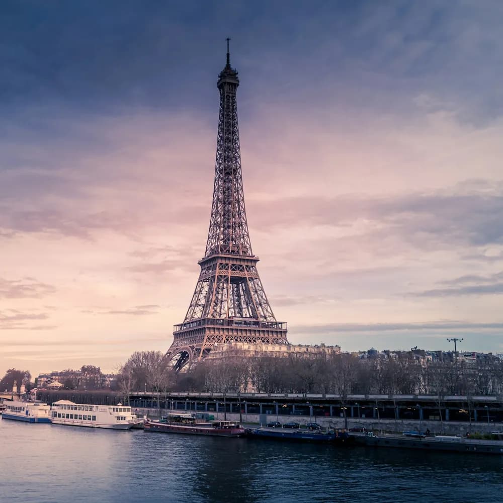 La tour Eiffel et la Seine à Paris