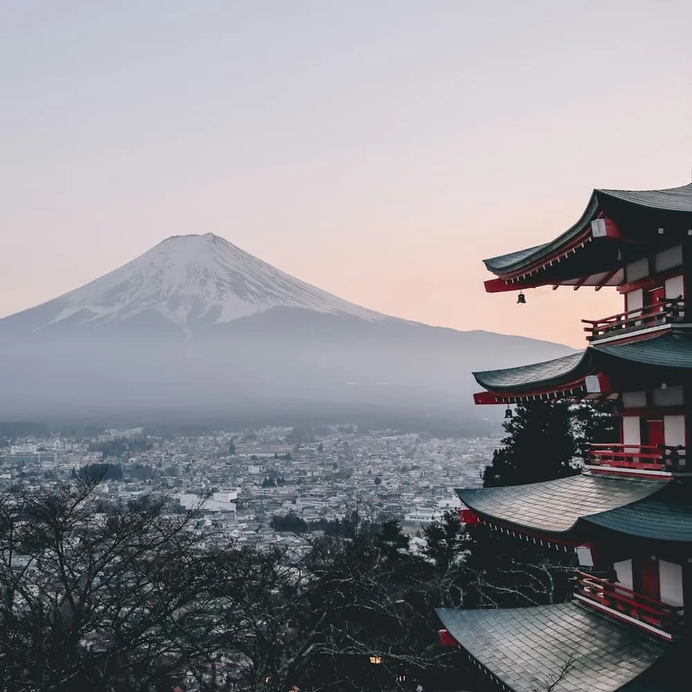 Le mont Fuji et la pagode Chureito au crépuscule